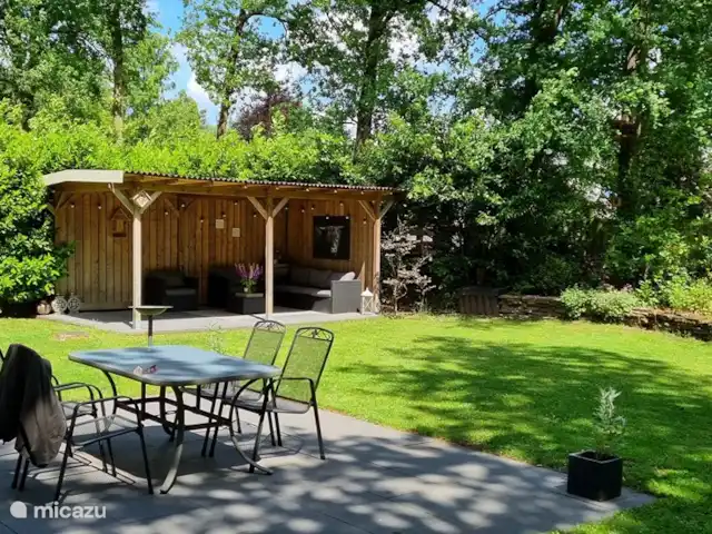 achterzijde woning met achter in de tuin een overkapping om heerlijk te vertoeven.
